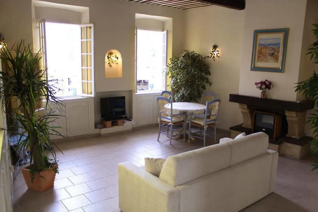 Very Charming Studio Apartment On Port In Cannes A Short Walk To Palais With Aircon And Internet 411