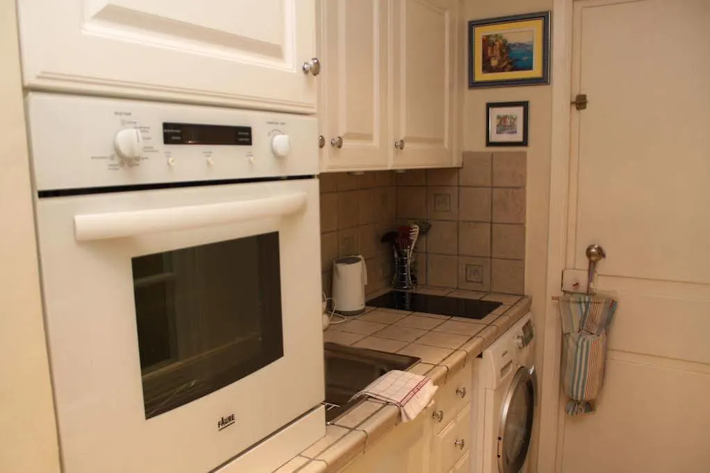 Very Charming Studio Apartment On Port In Cannes A Short Walk To Palais With Aircon And Internet 411 Francia