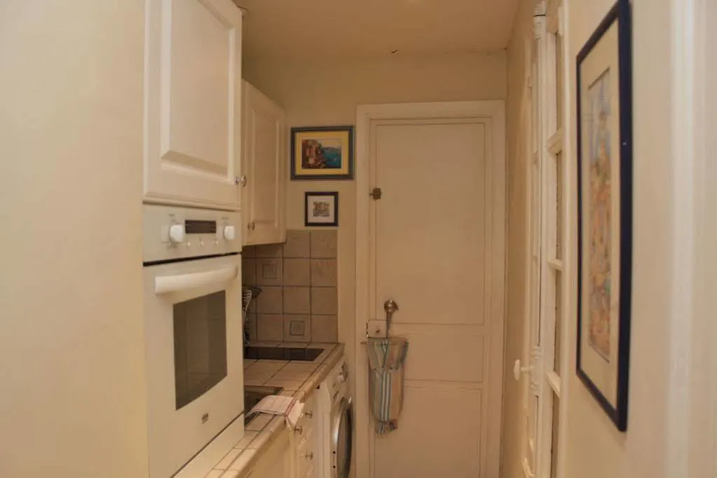 Charming Port View Studio: Steps from Palais, Cannes