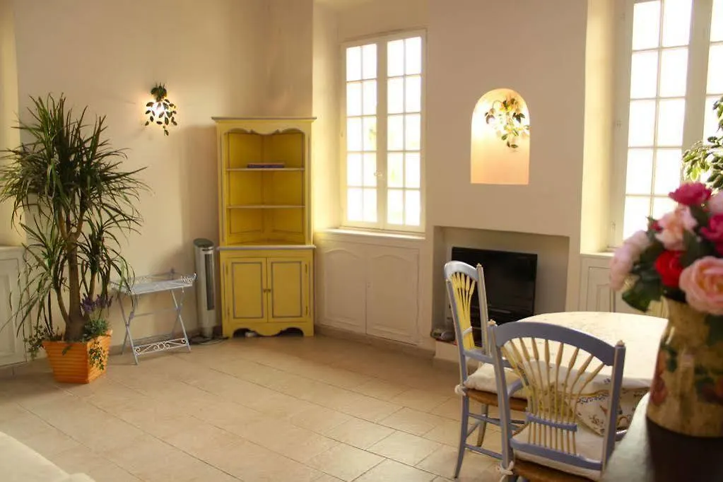 Charming Port View Studio: Steps from Palais, Cannes