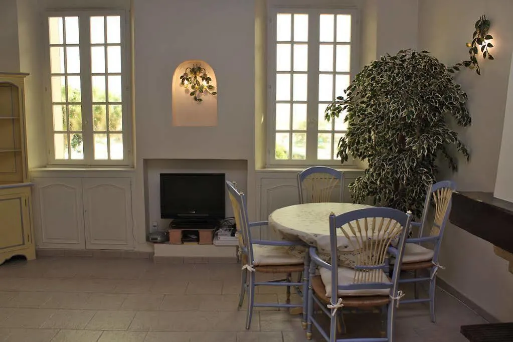 Charming Port View Studio: Steps from Palais, Cannes Apartment