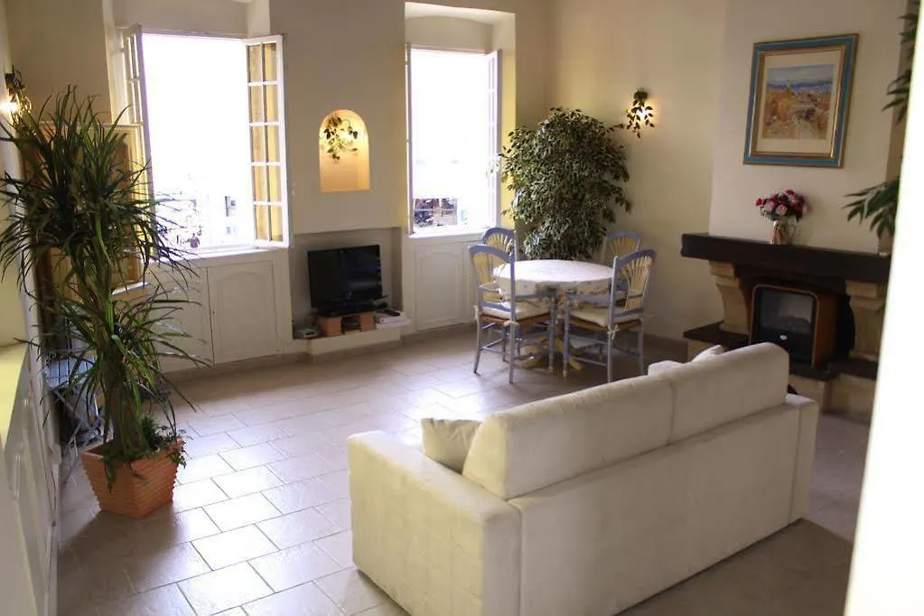 Apartment Charming Port View Studio: Steps from Palais, Cannes
