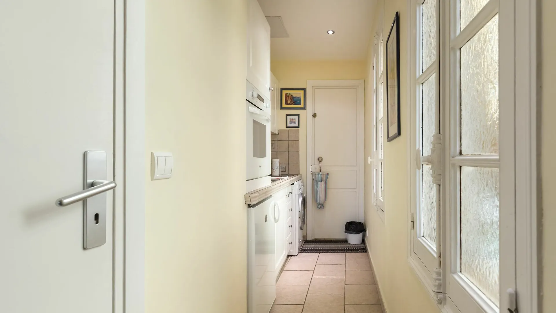 Charming Port View Studio: Steps from Palais, Cannes Apartment