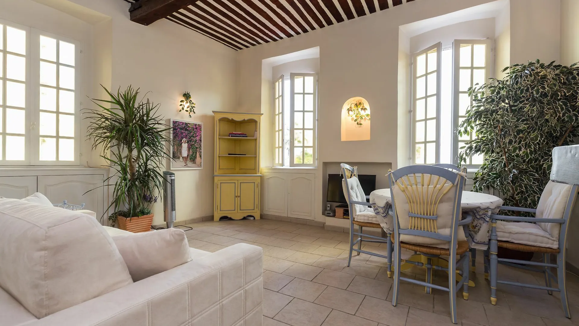 Charming Port View Studio: Steps from Palais, Cannes Apartment