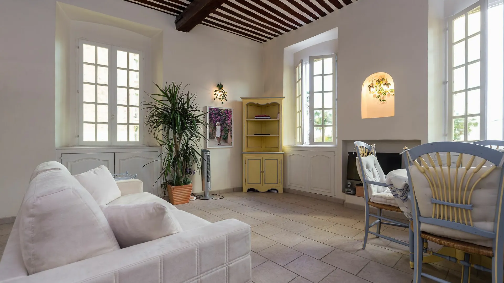 Charming Port View Studio: Steps from Palais, Cannes France
