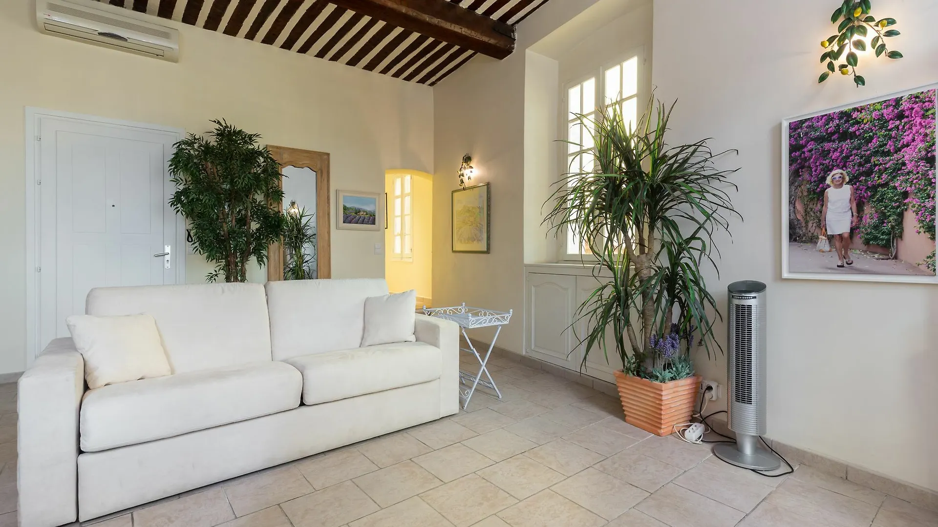 Charming Port View Studio: Steps from Palais, Cannes Apartment