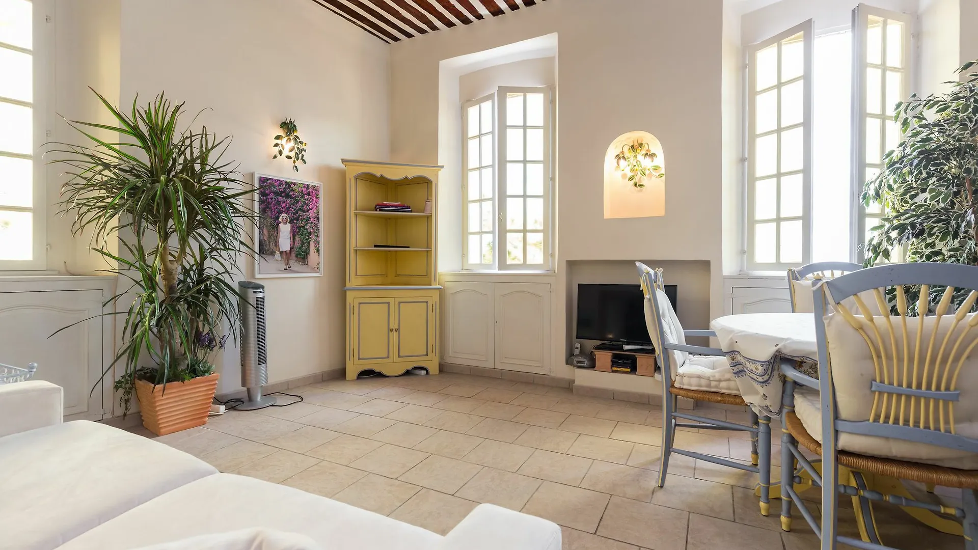 Apartment Charming Port View Studio: Steps from Palais, Cannes
