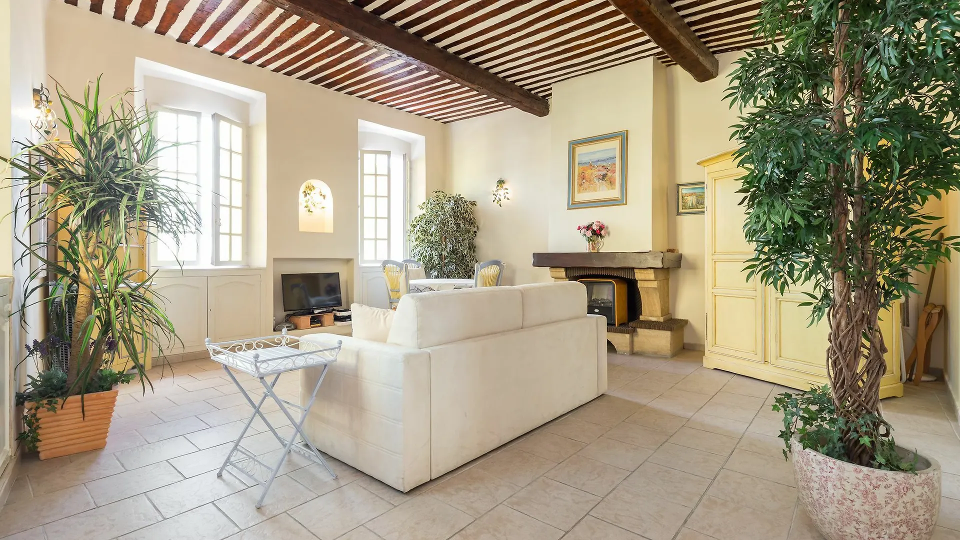 Charming Port View Studio: Steps from Palais, Cannes