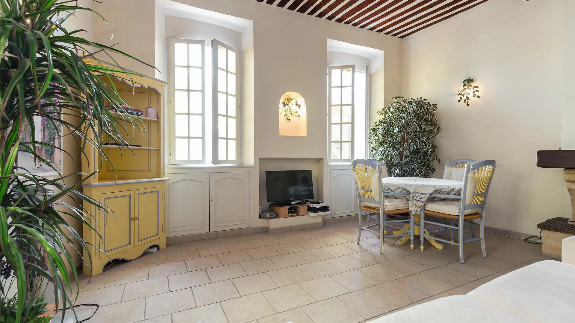 Apartment Charming Port View Studio: Steps from Palais, Cannes
