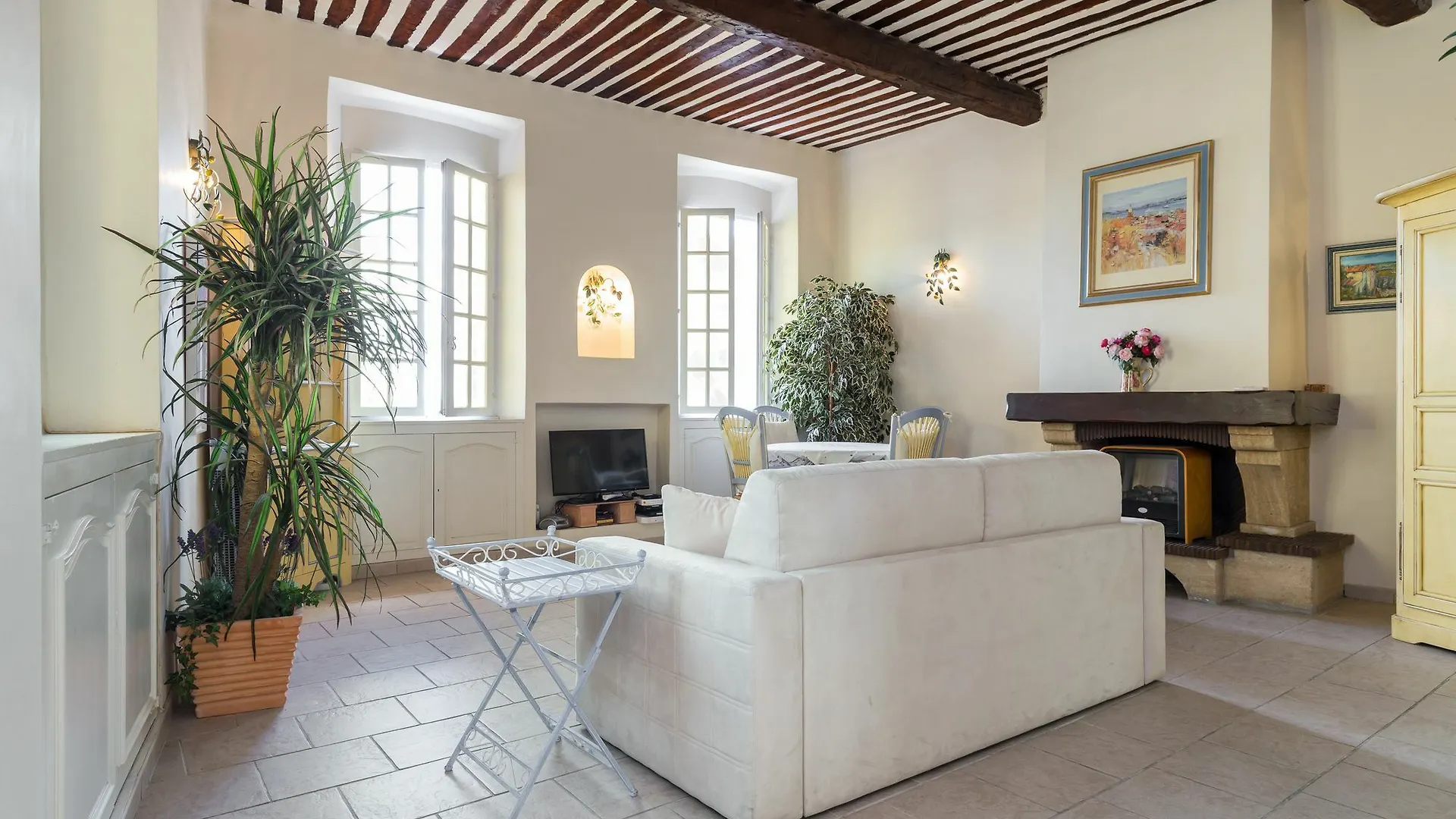 Charming Port View Studio: Steps from Palais, Cannes